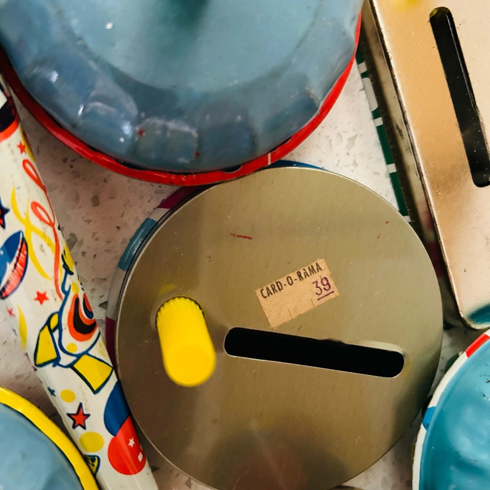 Tin noise makers lot of ten. - Picture 10 of 16